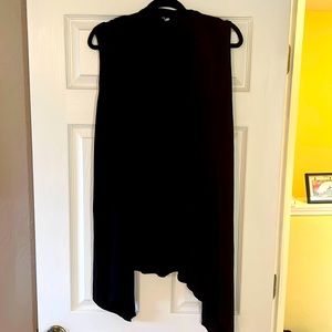 Black sleeveless cardigan/shrug